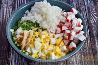 Фото приготовления рецепта: Салат с крабовыми палочками, кальмарами и рисом - шаг №8