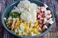 Фото приготовления рецепта: Салат с крабовыми палочками, кальмарами и рисом - шаг №9
