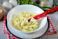 Фото приготовления рецепта: Тушёная капуста с картофелем и сосисками - шаг №8