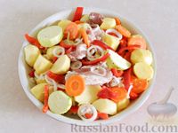 Фото приготовления рецепта: Свинина с овощами в духовке - шаг №7