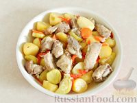 Фото приготовления рецепта: Свинина с овощами в духовке - шаг №8