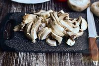 Фото приготовления рецепта: Мясо с картошкой, грибами и сладким перцем (в горшочке) - шаг №4