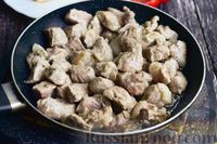 Фото приготовления рецепта: Мясо с картошкой, грибами и сладким перцем (в горшочке) - шаг №3