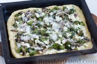 Фото приготовления рецепта: Пицца с брокколи, грибами и белым соусом - шаг №14