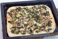 Фото приготовления рецепта: Пицца с брокколи, грибами и белым соусом - шаг №15