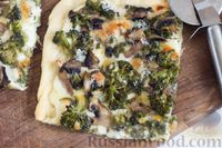 Фото приготовления рецепта: Пицца с брокколи, грибами и белым соусом - шаг №16