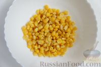Фото приготовления рецепта: Салат "Початок кукурузы" с яйцами, сыром и оливками - шаг №2