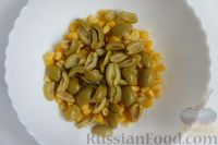 Фото приготовления рецепта: Салат "Початок кукурузы" с яйцами, сыром и оливками - шаг №3