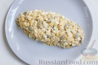 Фото приготовления рецепта: Салат "Початок кукурузы" с яйцами, сыром и оливками - шаг №7