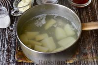Фото приготовления рецепта: Мясные "стожки" с огурцами, картофелем и сыром - шаг №3