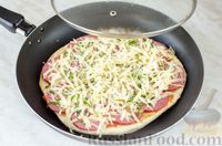 Фото приготовления рецепта: Пицца на сковороде - шаг №14