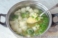 Фото приготовления рецепта: Суп с брокколи, цветной капустой и кускусом - шаг №6