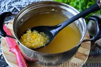 Фото приготовления рецепта: Гороховый суп с охотничьими колбасками и плавленым сыром - шаг №4