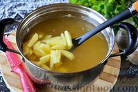 Фото приготовления рецепта: Гороховый суп с охотничьими колбасками и плавленым сыром - шаг №5