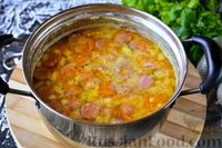 Фото приготовления рецепта: Гороховый суп с охотничьими колбасками и плавленым сыром - шаг №10