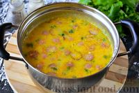 Фото приготовления рецепта: Гороховый суп с охотничьими колбасками и плавленым сыром - шаг №12