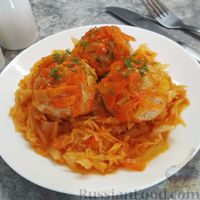 Фото к рецепту: Тефтели "Ёжики", запечённые в томатно-сметанном соусе, с тушёной капустой