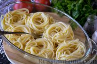 Фото приготовления рецепта: "Гнёзда" из спагетти с фаршем, помидорами и сыром (в духовке) - шаг №6