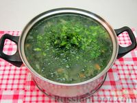 Фото приготовления рецепта: Рисовый суп с крапивой, картофелем и яичными рулетиками - шаг №9