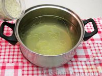 Фото приготовления рецепта: Рисовый суп с крапивой, картофелем и яичными рулетиками - шаг №4