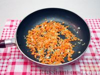 Фото приготовления рецепта: Рисовый суп с крапивой, картофелем и яичными рулетиками - шаг №3