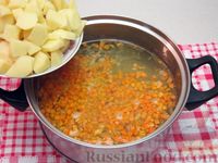 Фото приготовления рецепта: Рисовый суп с крапивой, картофелем и яичными рулетиками - шаг №6