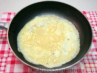Фото приготовления рецепта: Рисовый суп с крапивой, картофелем и яичными рулетиками - шаг №13