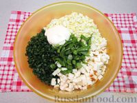 Фото приготовления рецепта: Салат с щавелем, яйцами и колбасным сыром - шаг №7