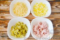 Фото приготовления рецепта: Салат с ветчиной, солёными огурцами, яйцами и сыром - шаг №3