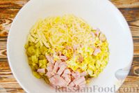 Фото приготовления рецепта: Салат с ветчиной, солёными огурцами, яйцами и сыром - шаг №4