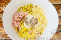Фото приготовления рецепта: Салат с ветчиной, солёными огурцами, яйцами и сыром - шаг №5