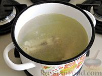 Фото приготовления рецепта: Сырный суп с цветной капустой и горошком, на курином бульоне - шаг №3