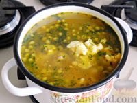 Фото приготовления рецепта: Сырный суп с цветной капустой и горошком, на курином бульоне - шаг №12