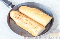 Фото приготовления рецепта: Яичница-болтунья с плавленым сыром и колбасой, на багете - шаг №5
