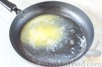Фото приготовления рецепта: Яичница-болтунья с плавленым сыром и колбасой, на багете - шаг №7