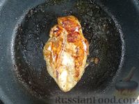 Фото приготовления рецепта: Салат с курицей, ананасами, огурцами и кукурузой - шаг №3