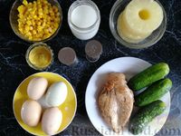 Фото приготовления рецепта: Салат с курицей, ананасами, огурцами и кукурузой - шаг №4