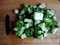 Фото приготовления рецепта: Салат с курицей, ананасами, огурцами и кукурузой - шаг №5