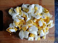 Фото приготовления рецепта: Салат с курицей, ананасами, огурцами и кукурузой - шаг №6