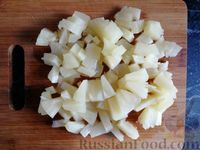 Фото приготовления рецепта: Салат с курицей, ананасами, огурцами и кукурузой - шаг №8