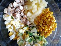Фото приготовления рецепта: Салат с курицей, ананасами, огурцами и кукурузой - шаг №9