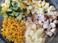Фото приготовления рецепта: Салат с курицей, ананасами, огурцами и кукурузой - шаг №10