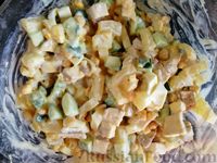 Фото приготовления рецепта: Салат с курицей, ананасами, огурцами и кукурузой - шаг №14