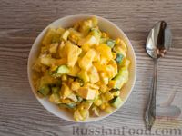Фото приготовления рецепта: Салат с курицей, ананасами, огурцами и кукурузой - шаг №15