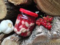 Фото к рецепту: Чеснок, маринованный с ягодами брусники, красной смородины или клюквы