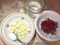 Фото приготовления рецепта: Чеснок, маринованный с ягодами брусники, красной смородины или клюквы - шаг №1