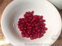 Фото приготовления рецепта: Чеснок, маринованный с ягодами брусники, красной смородины или клюквы - шаг №3