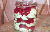 Фото приготовления рецепта: Чеснок, маринованный с ягодами брусники, красной смородины или клюквы - шаг №5