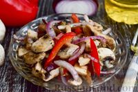 Фото приготовления рецепта: Салат с болгарским перцем, сырыми шампиньонами и маринованным луком - шаг №11