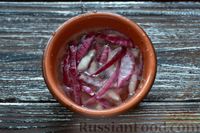 Фото приготовления рецепта: Салат с болгарским перцем, сырыми шампиньонами и маринованным луком - шаг №4